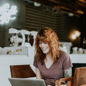 Comment les objets publicitaires personnalisés peuvent-ils améliorer le bien-être au travail ?