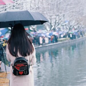 Les parapluies robustes et personnalisables pour affronter la pluie et le vent cet hiver