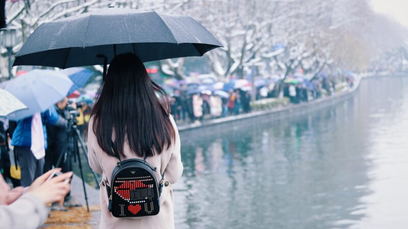 Les parapluies robustes et personnalisables pour affronter la pluie et le vent cet hiver