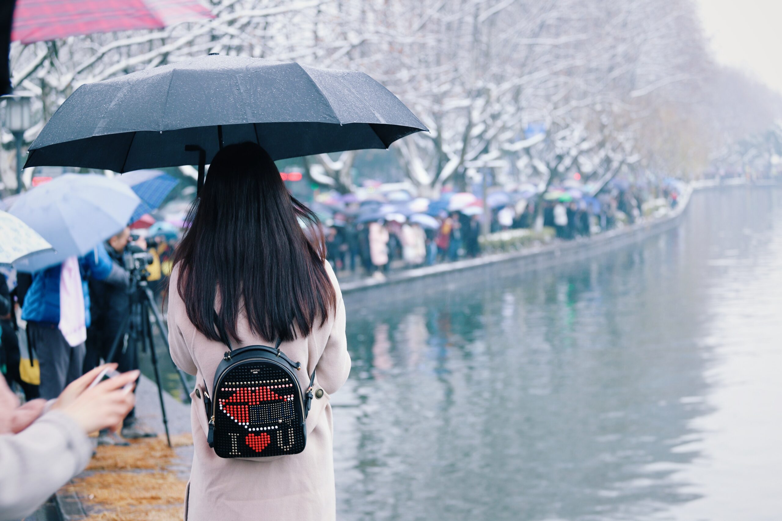 Les parapluies robustes et personnalisables pour affronter la pluie et le vent cet hiver